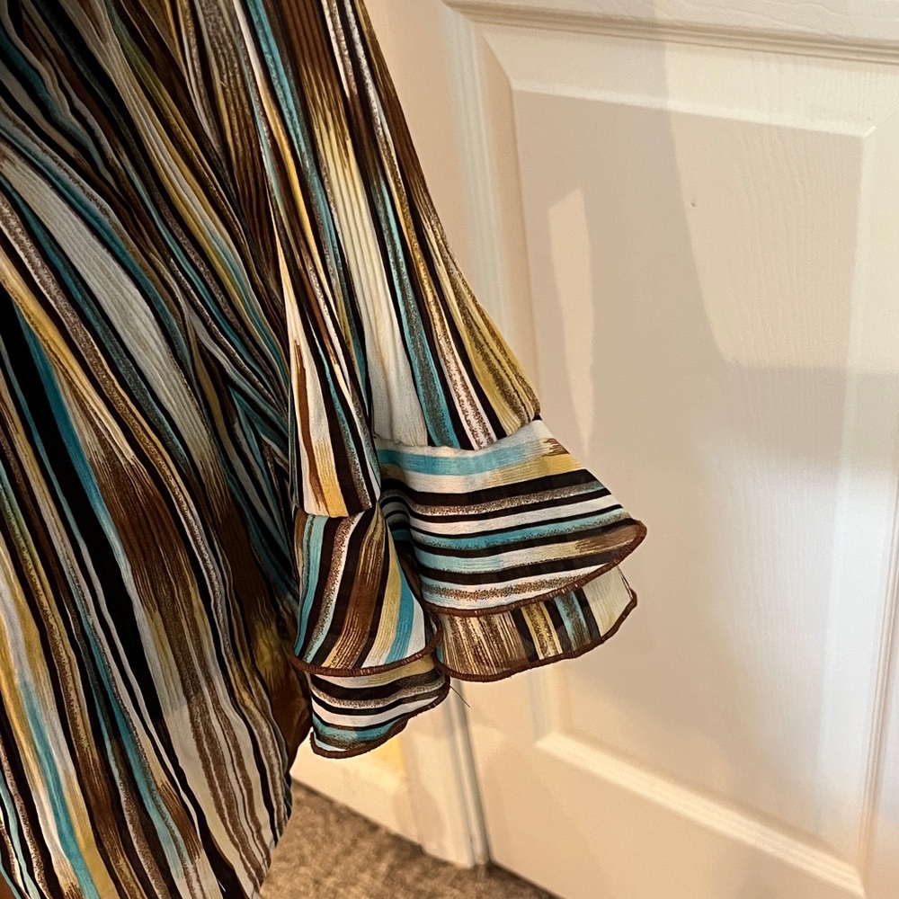 Striped Button-Up Shirt with ruffle sleeves - Picture 5 of 6
